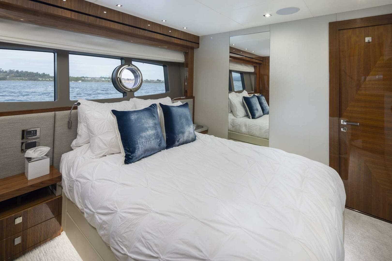 2017 Sunseeker 95 Yacht — photo 42