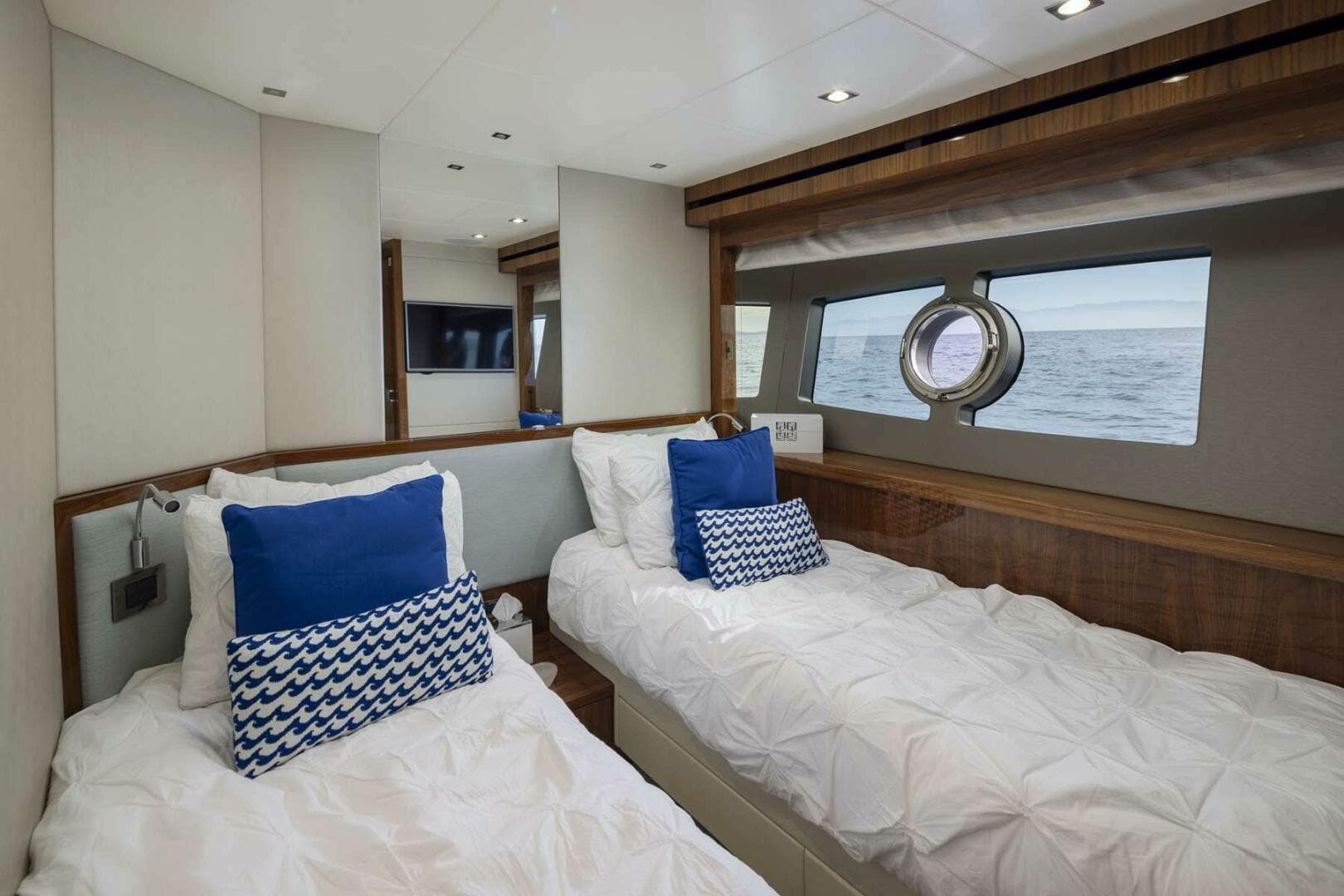 2017 Sunseeker 95 Yacht — photo 44