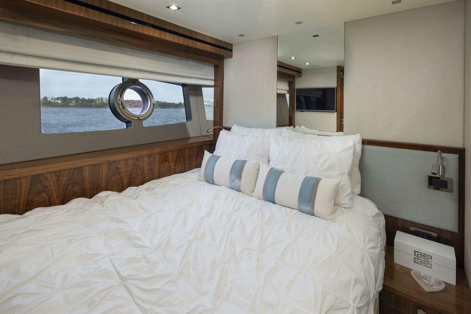 2017 Sunseeker 95 Yacht — photo 46