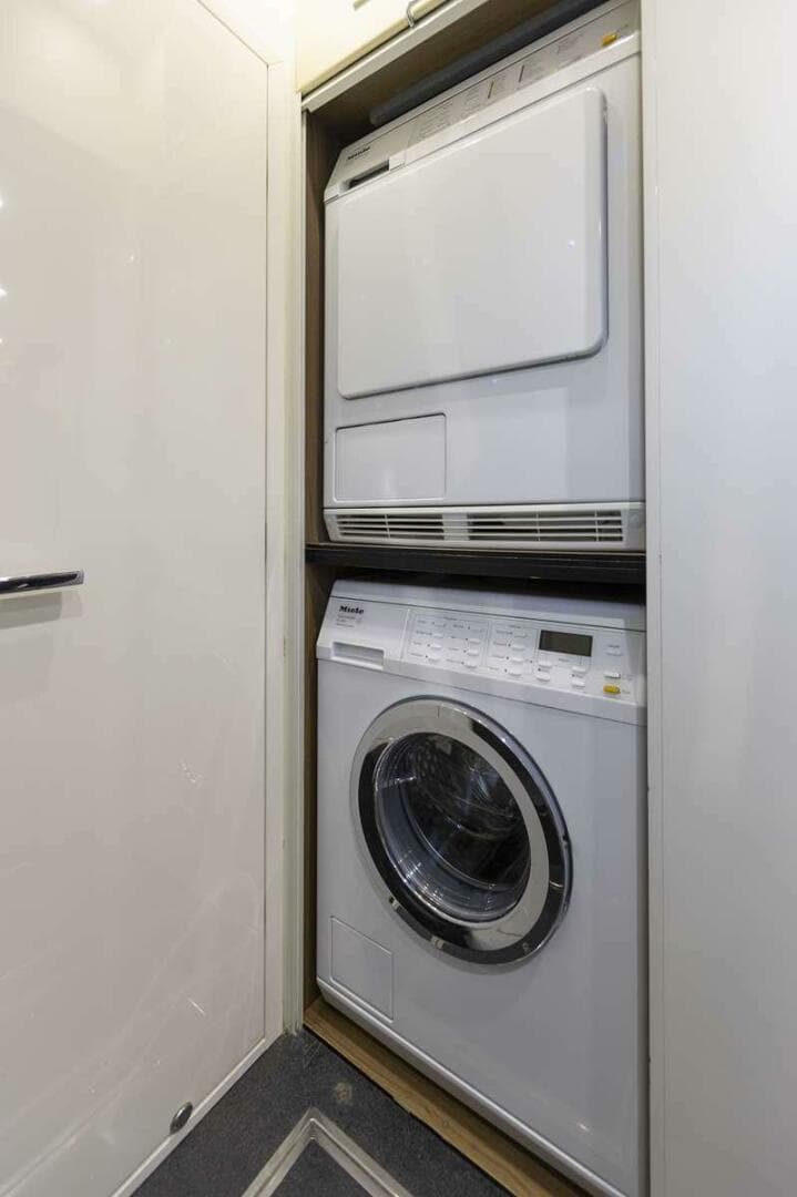 2017 Sunseeker 95 Yacht — photo 63