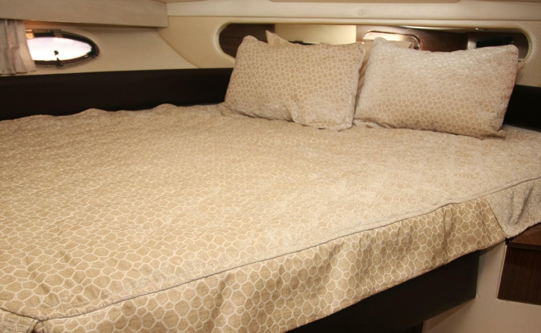 2014 Regal 38 Express — photo 17