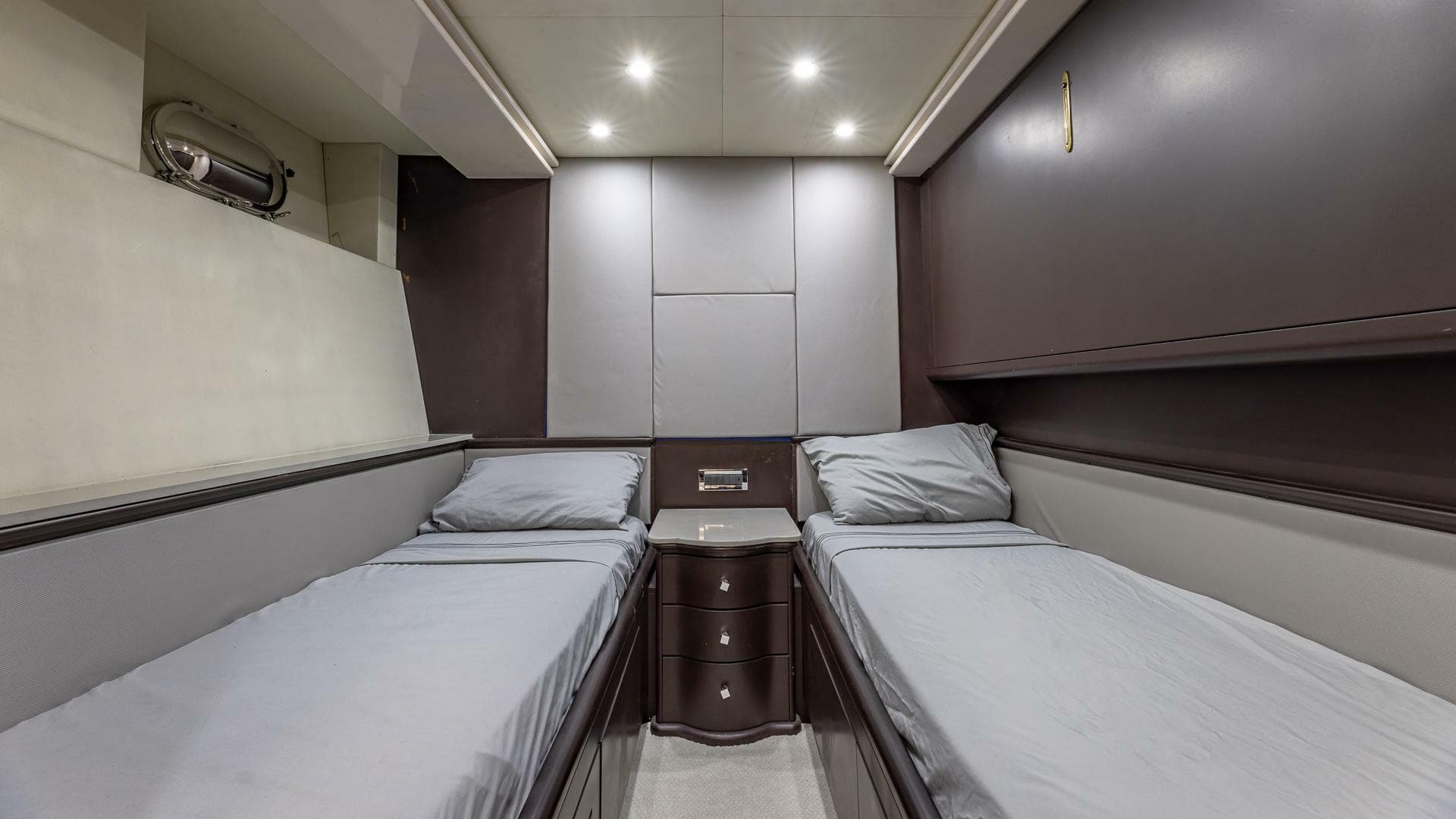 2000 Azimut — photo 89