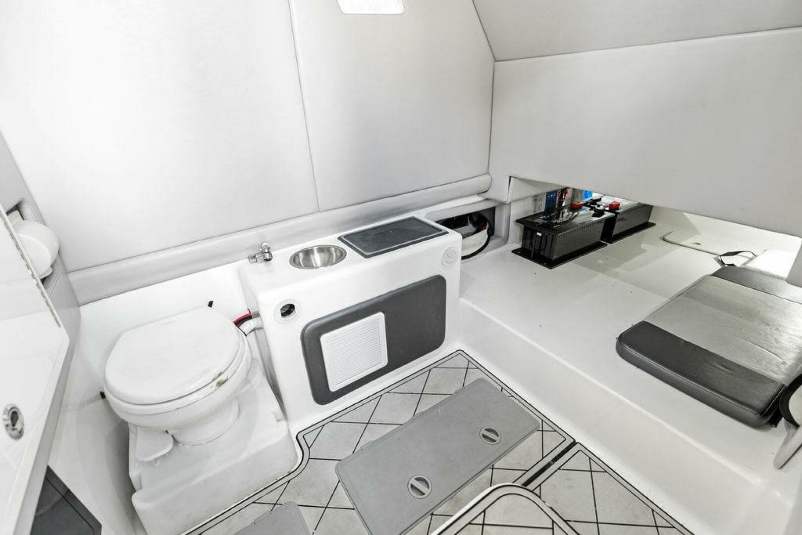 2020 Front Runner 39 CC — photo 30