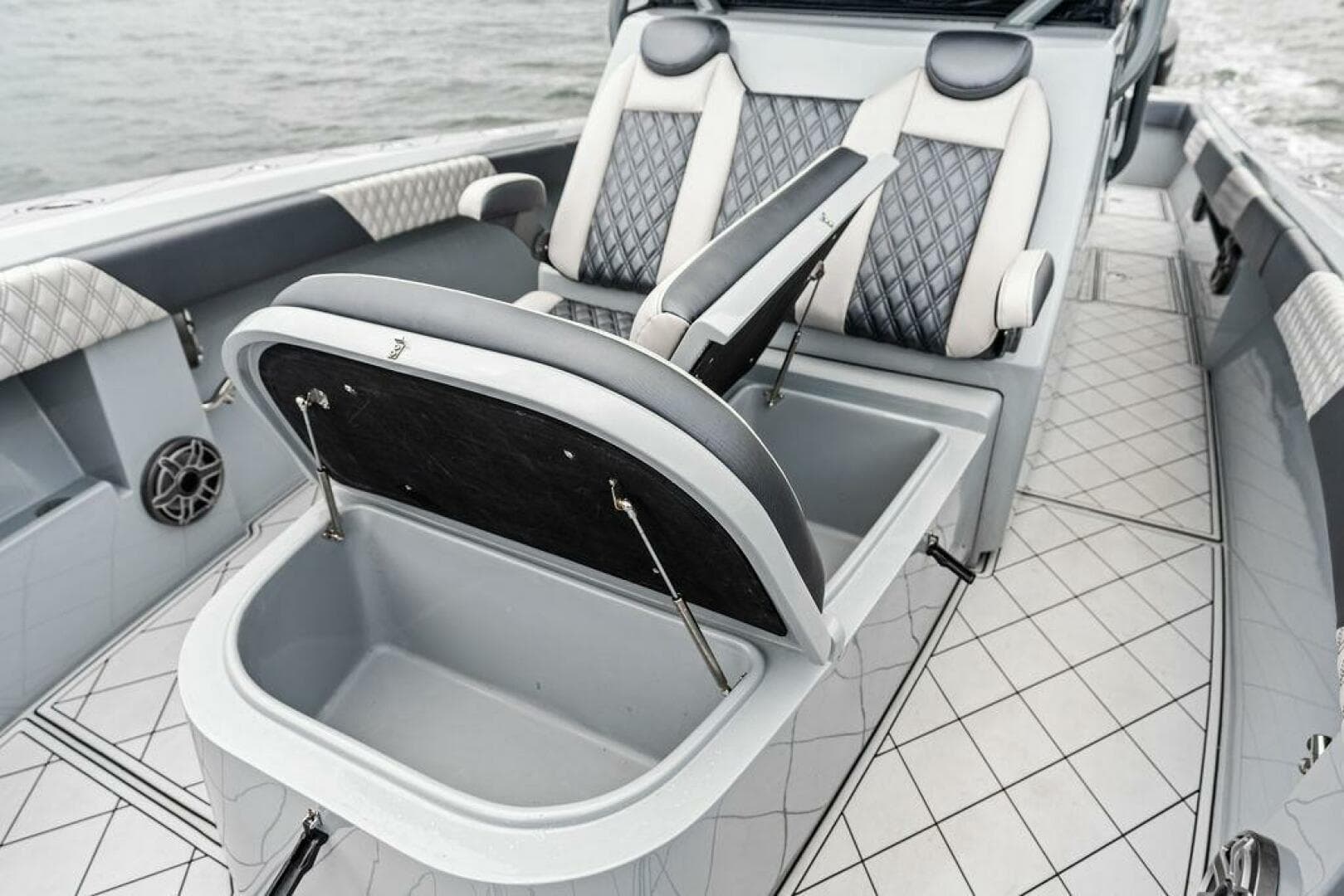 2020 Front Runner 39 CC — photo 22