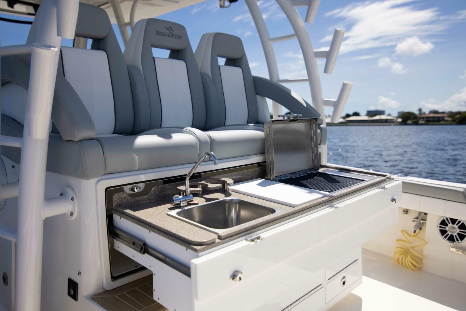 2021 Regulator 41 Center Console — photo 12