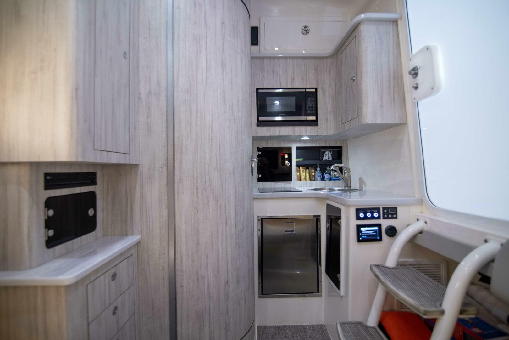 2021 Regulator 41 Center Console — photo 21