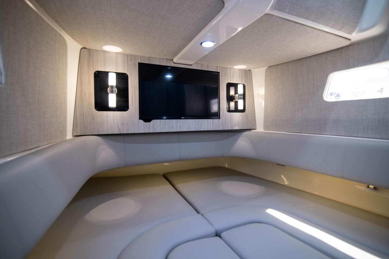 2021 Regulator 41 Center Console — photo 20