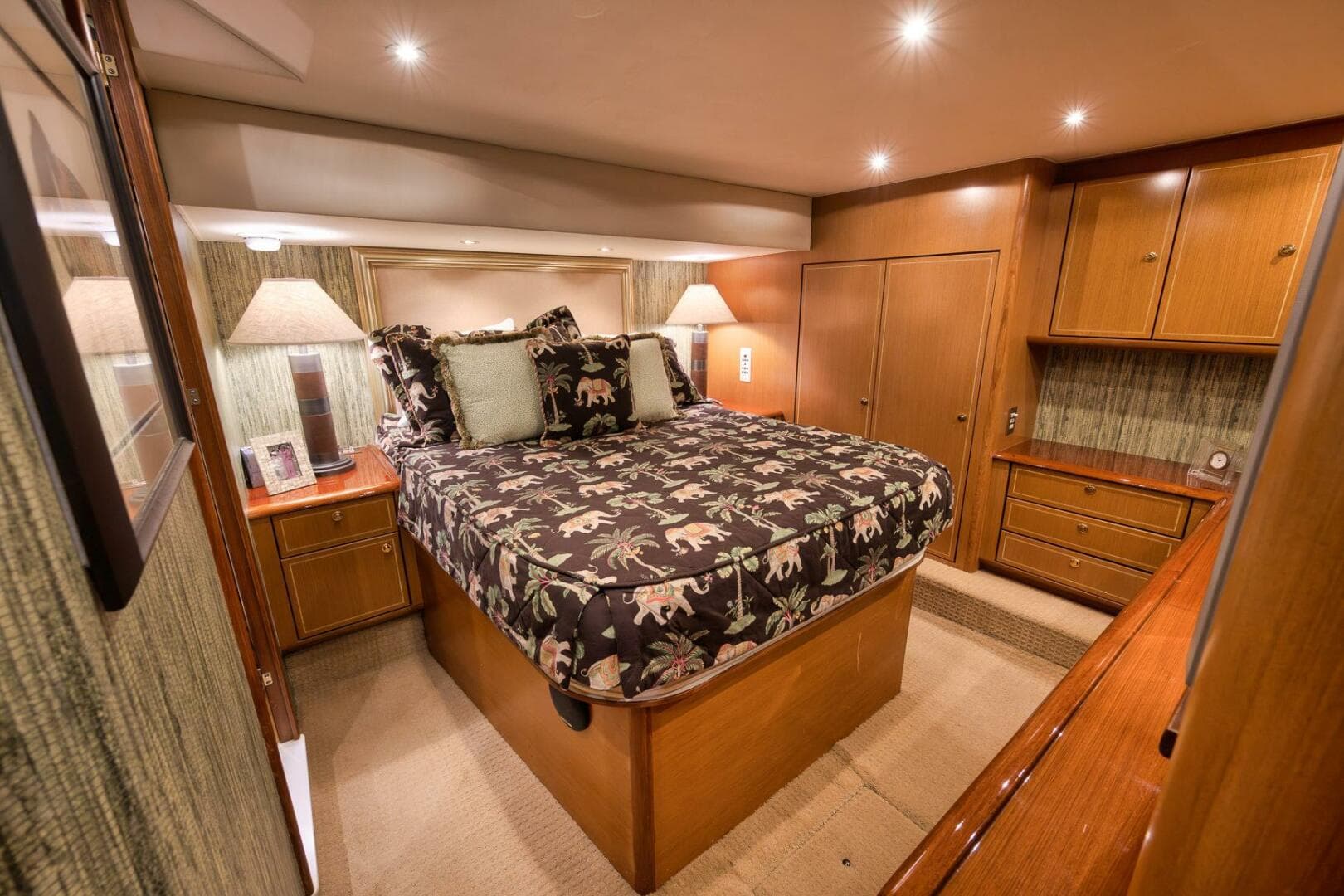 2004 Ocean Yachts 57 Enclosed Bridge Convertible — photo 9