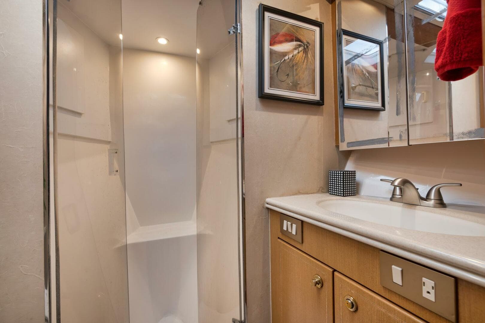 2004 Ocean Yachts 57 Enclosed Bridge Convertible — photo 17