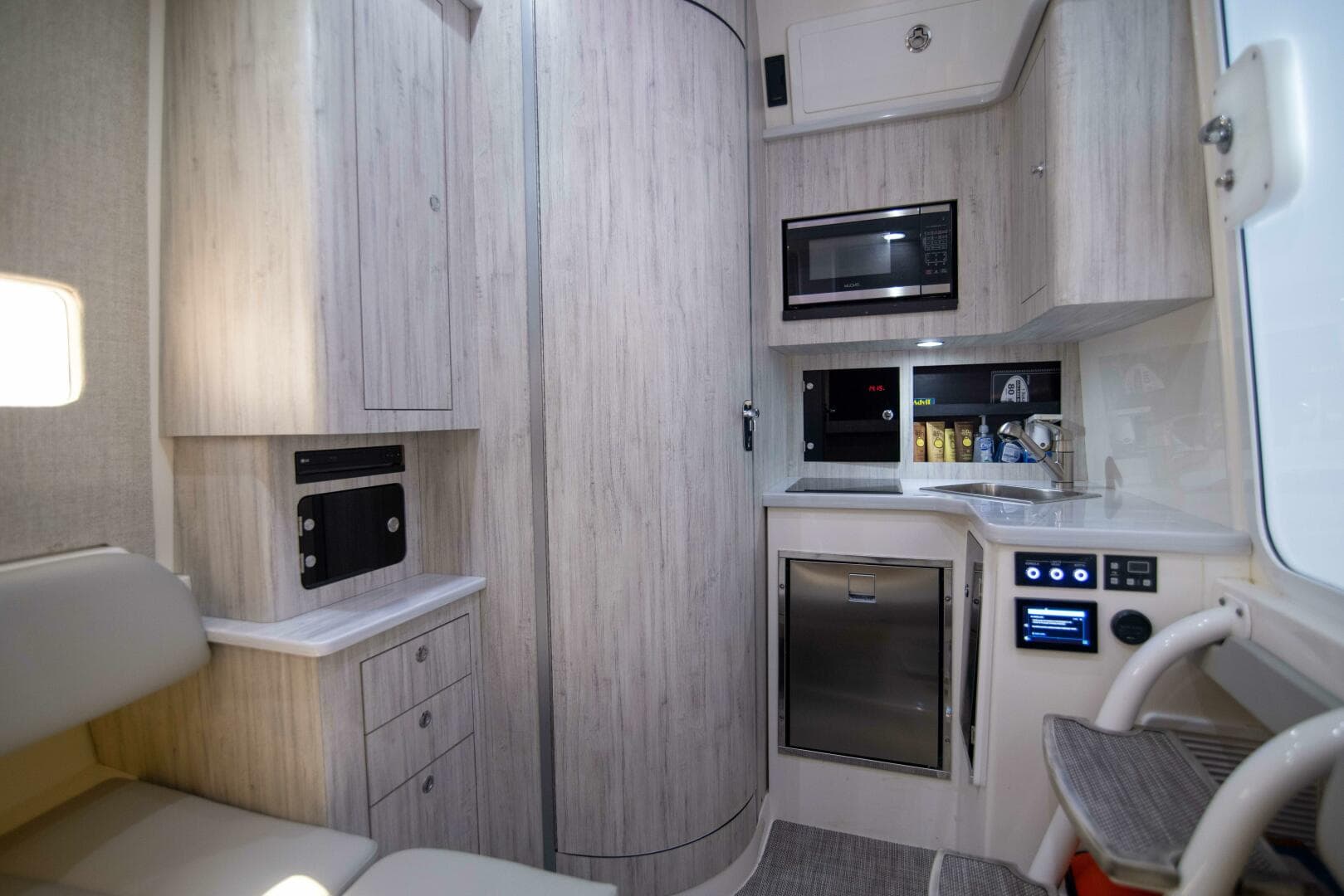 2021 Regulator 41 — photo 28