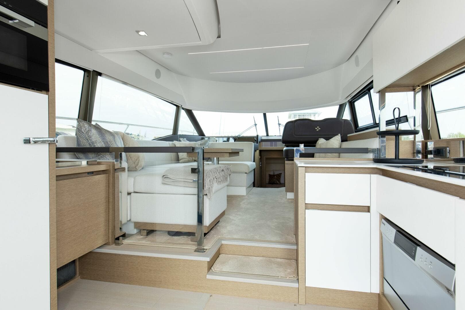 2023 Prestige 460 Flybridge — photo 2