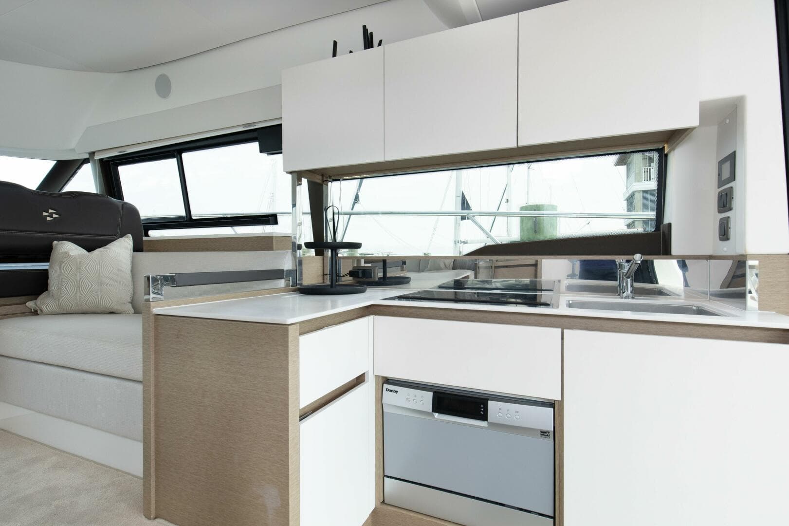 2023 Prestige 460 Flybridge — photo 3