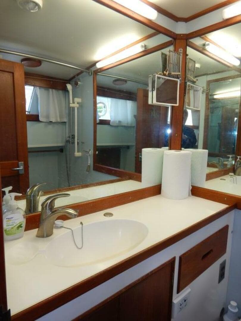 1976 Grand Banks 42 Classic — photo 19