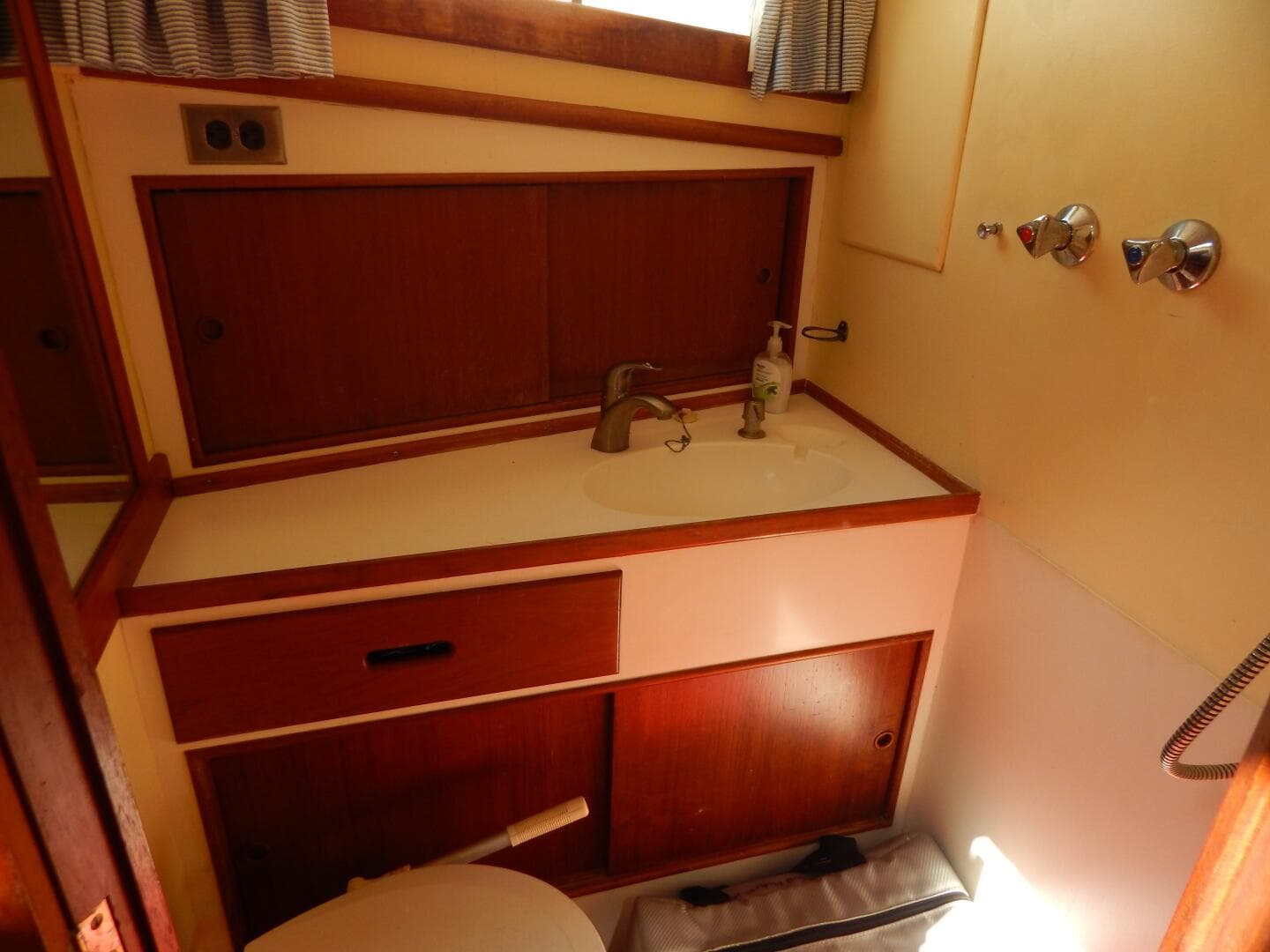 1976 Grand Banks 42 Classic — photo 4