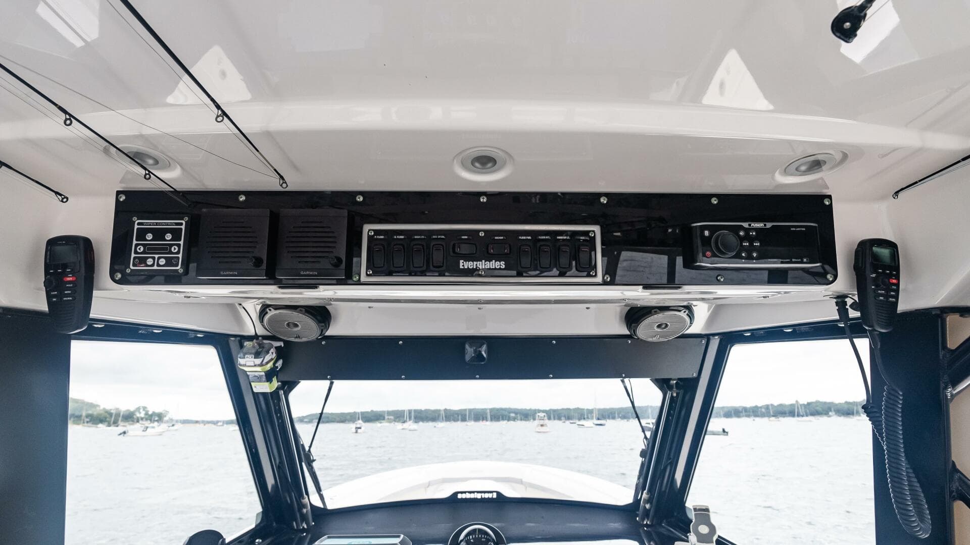 2017 Everglades 435 CC — photo 35