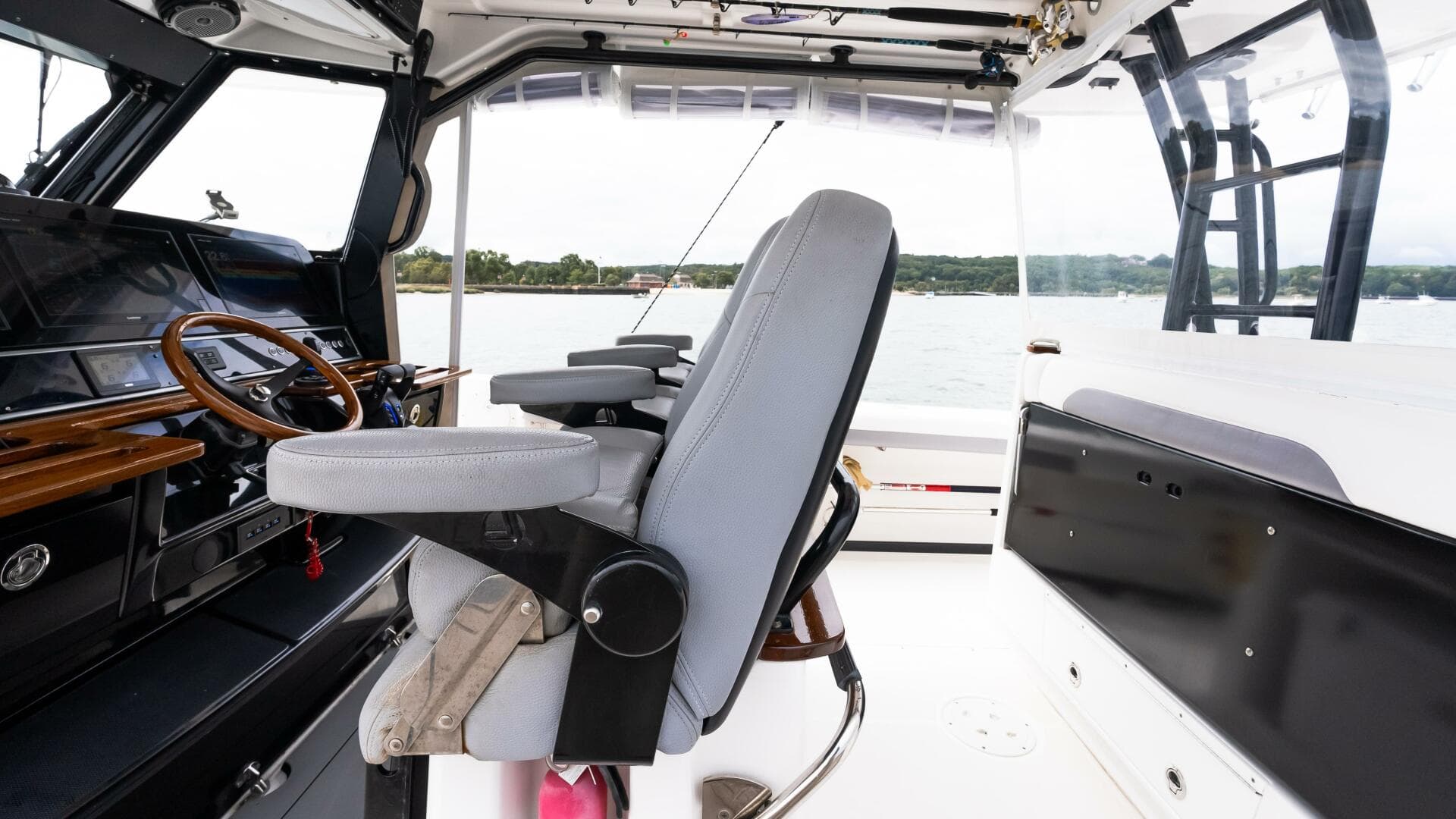 2017 Everglades 435 CC — photo 27