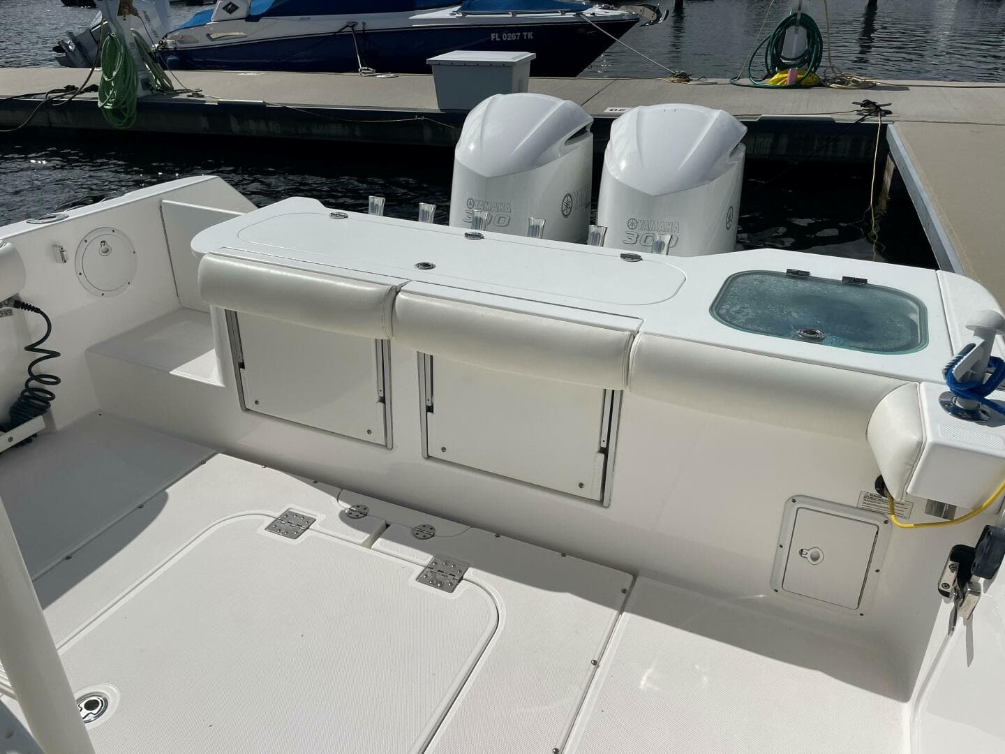 2016 Everglades 325 CC — photo 11