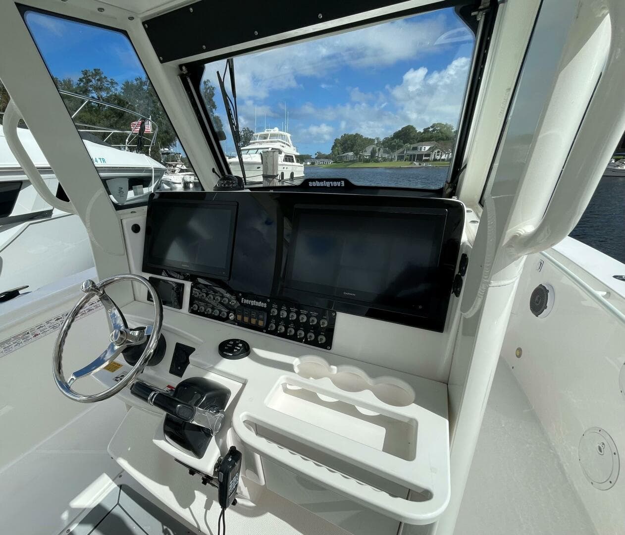 2016 Everglades 325 CC — photo 19