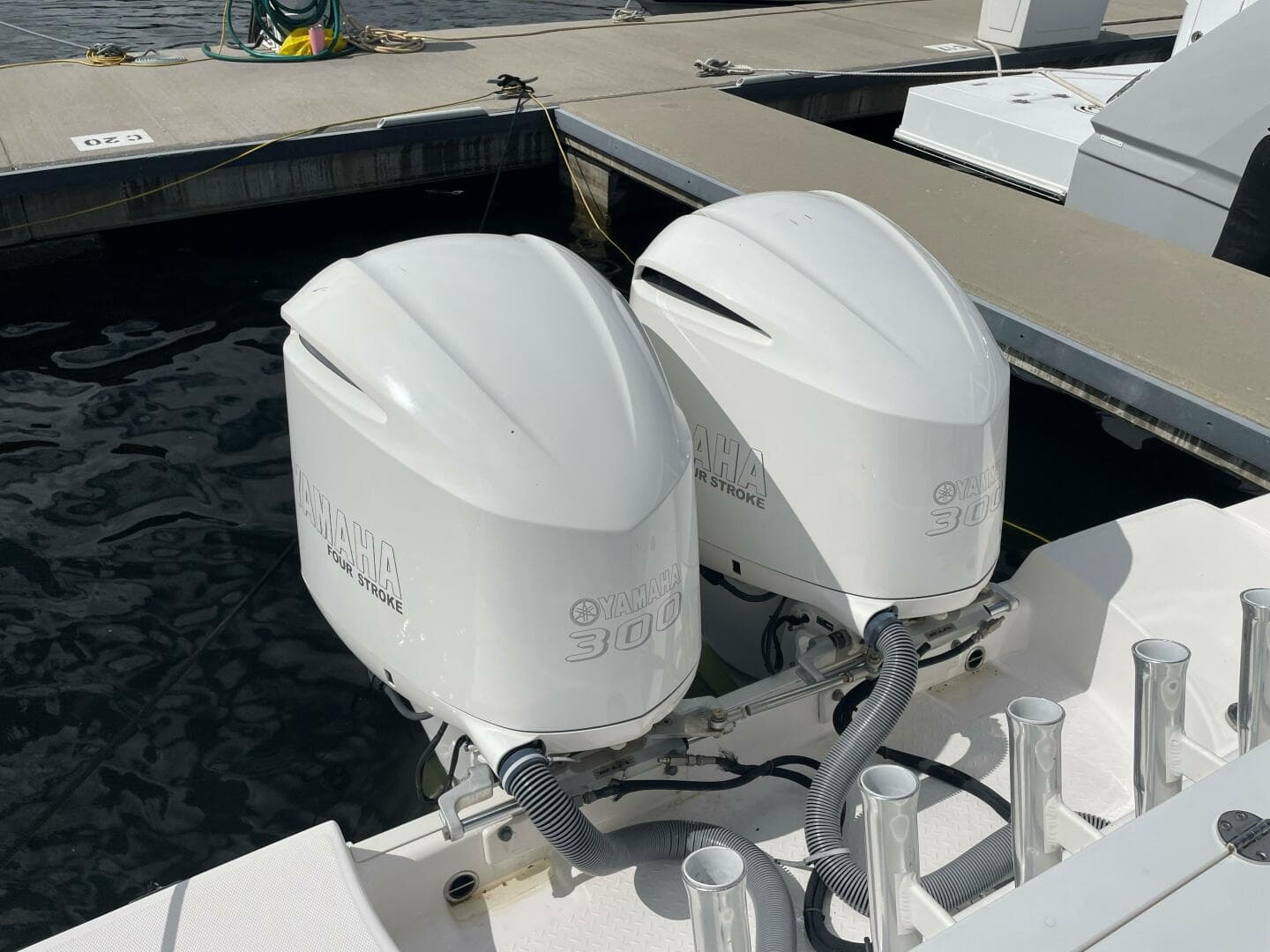 2016 Everglades 325 CC — photo 15