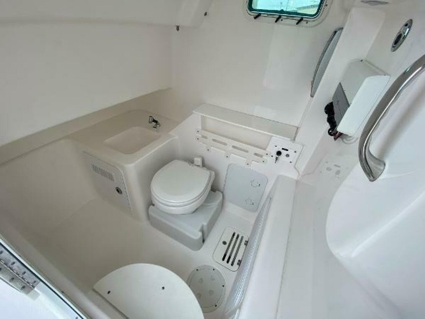 2016 Everglades 325 CC — photo 25