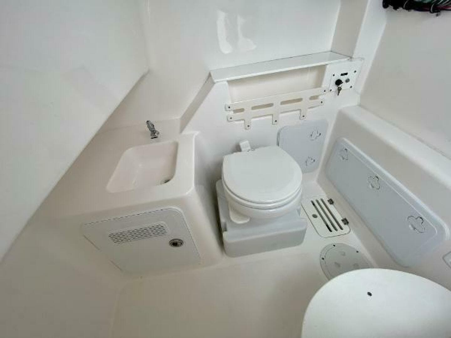 2016 Everglades 325 CC — photo 24