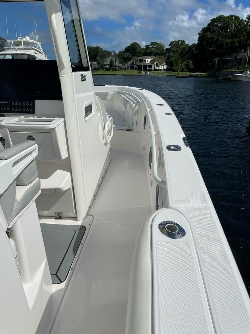 2016 Everglades 325 CC — photo 23