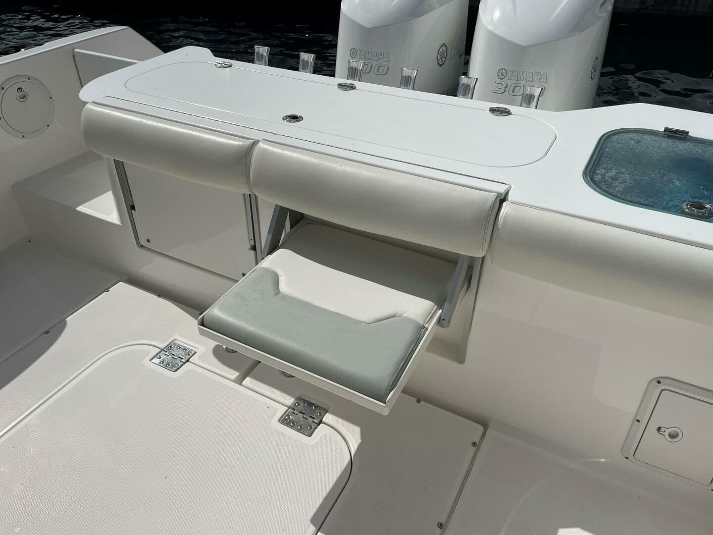 2016 Everglades 325 CC — photo 10