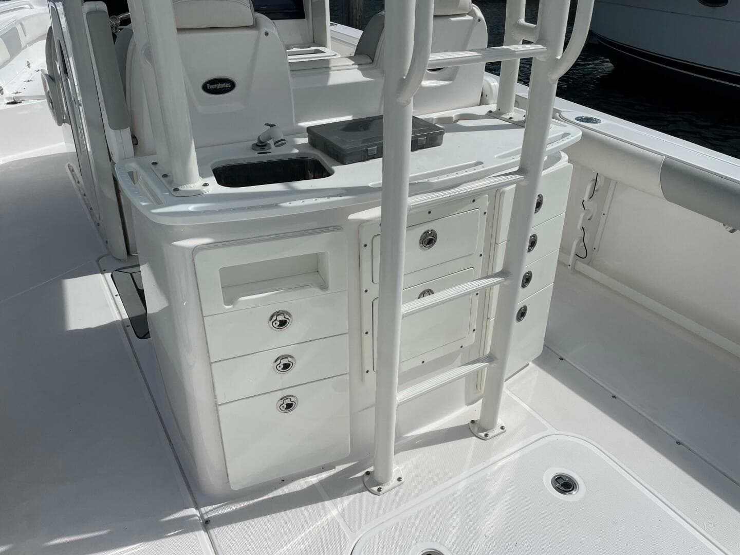 2016 Everglades 325 CC — photo 16