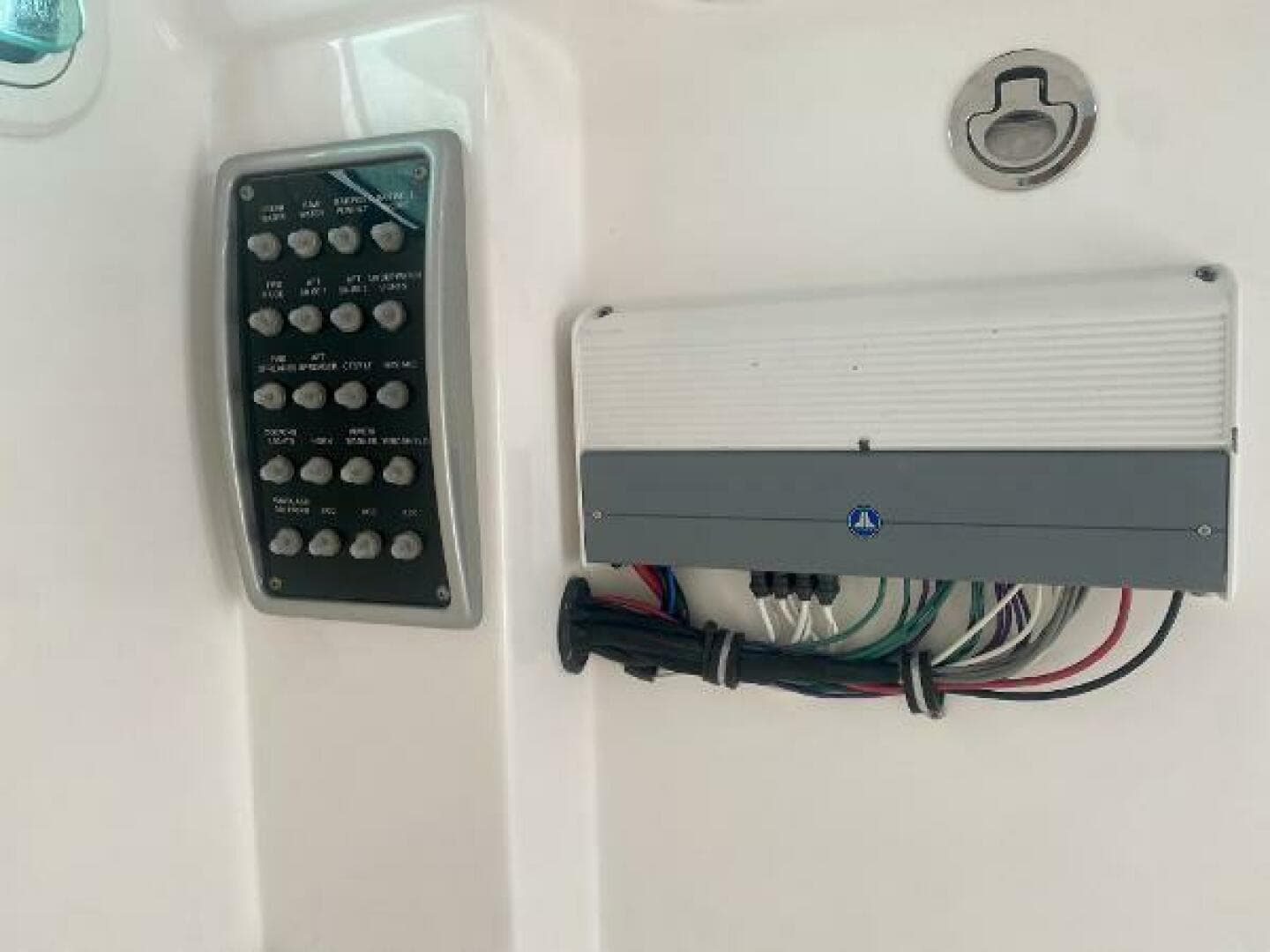 2016 Everglades 325 CC — photo 26