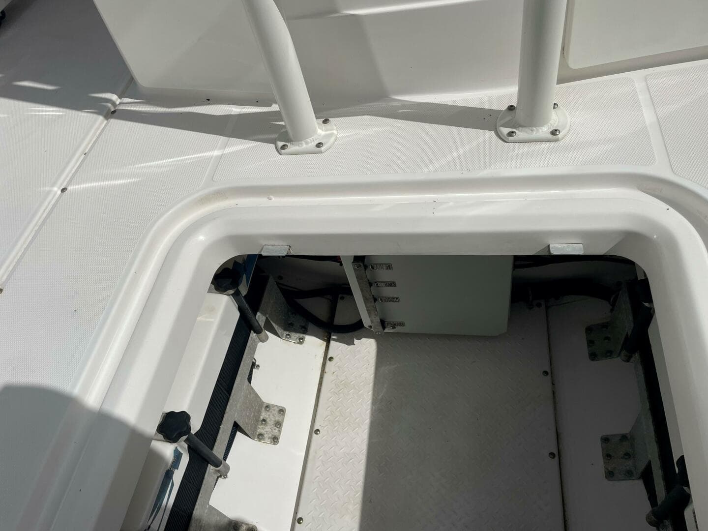 2016 Everglades 325 CC — photo 12