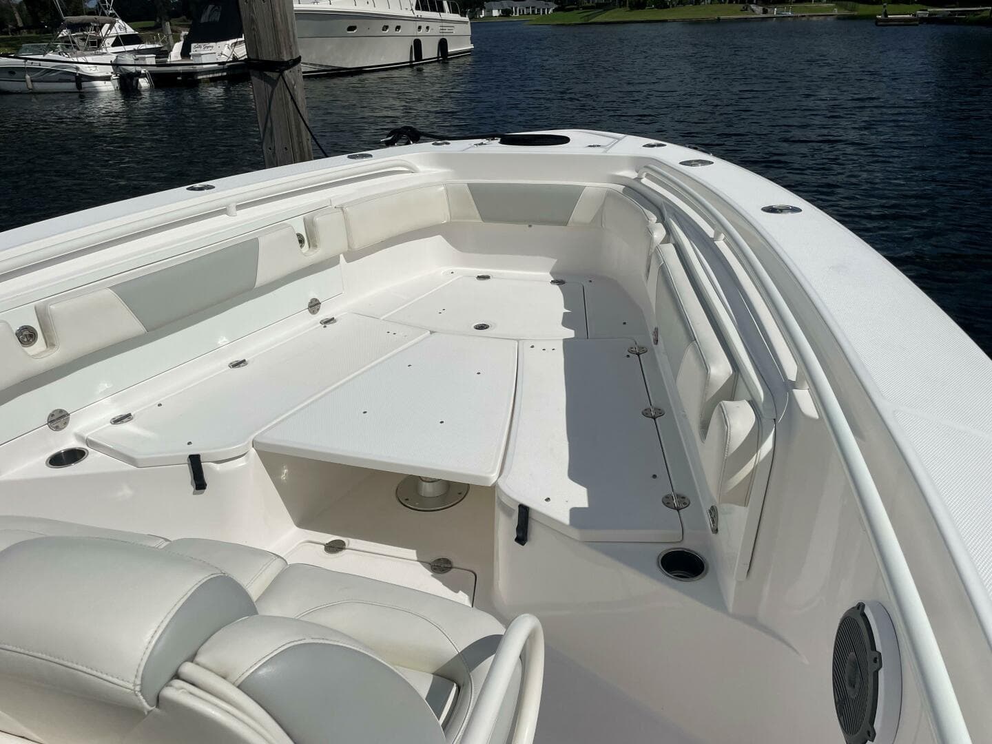 2016 Everglades 325 CC — photo 21