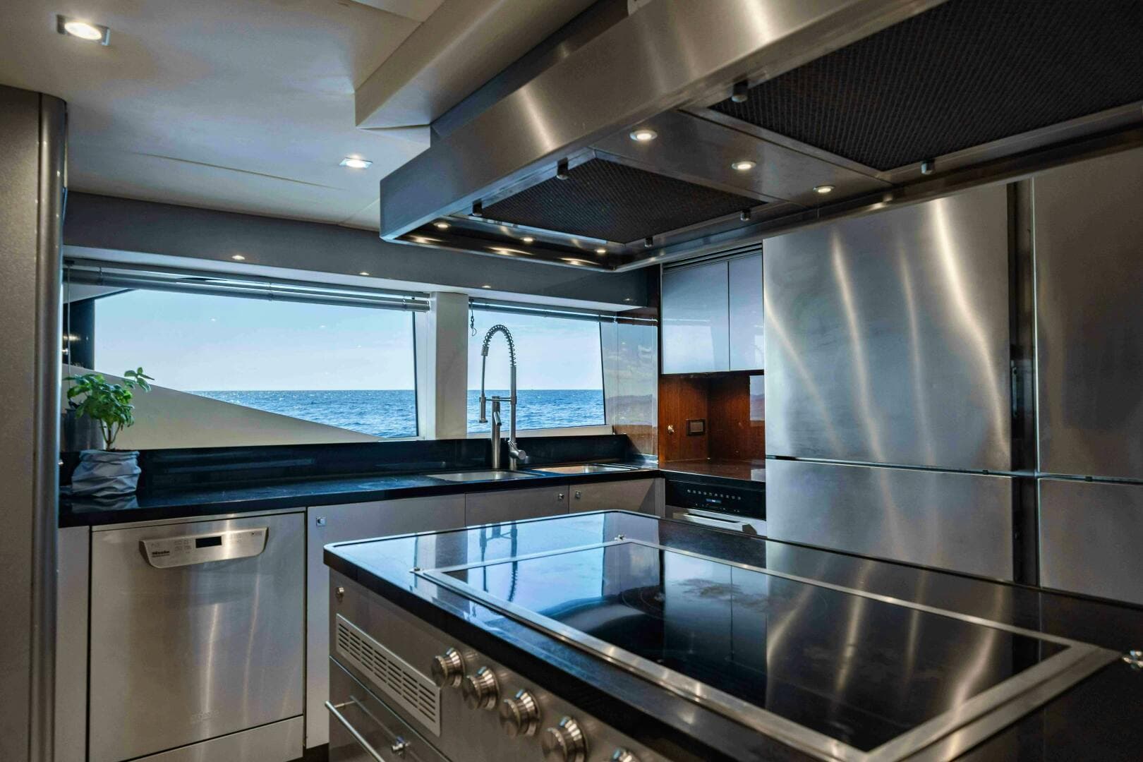 2016 Sunseeker 131 Yacht — photo 47