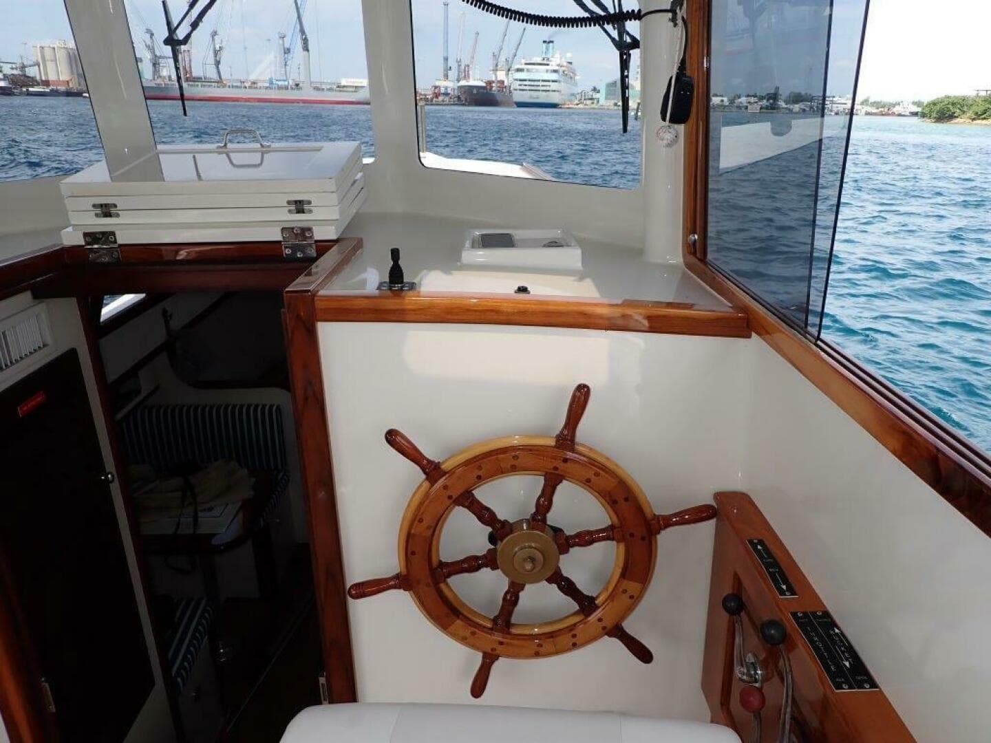 2021 Custom Launch 45 Pilothouse — photo 8