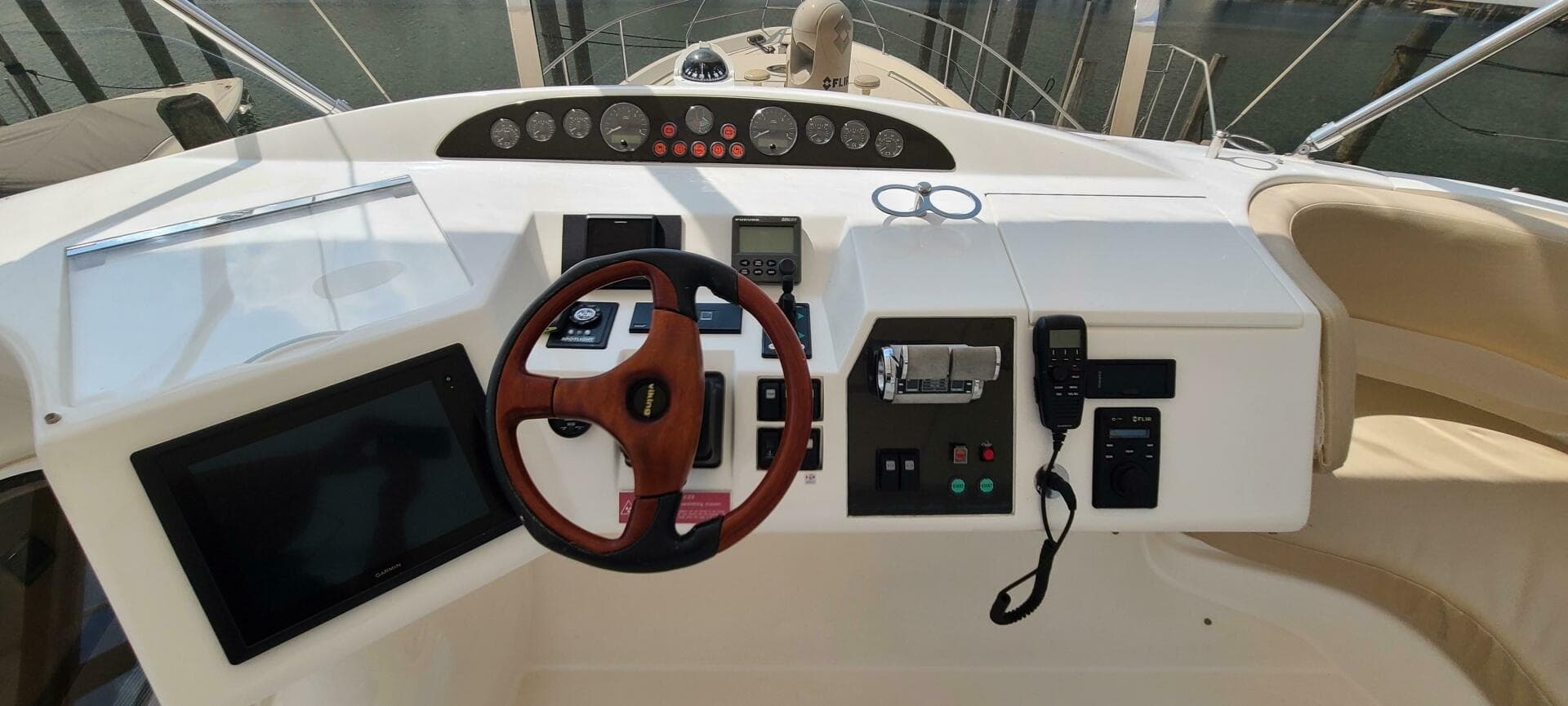 2006 Viking Sport Cruisers 61 Flybridge — photo 13