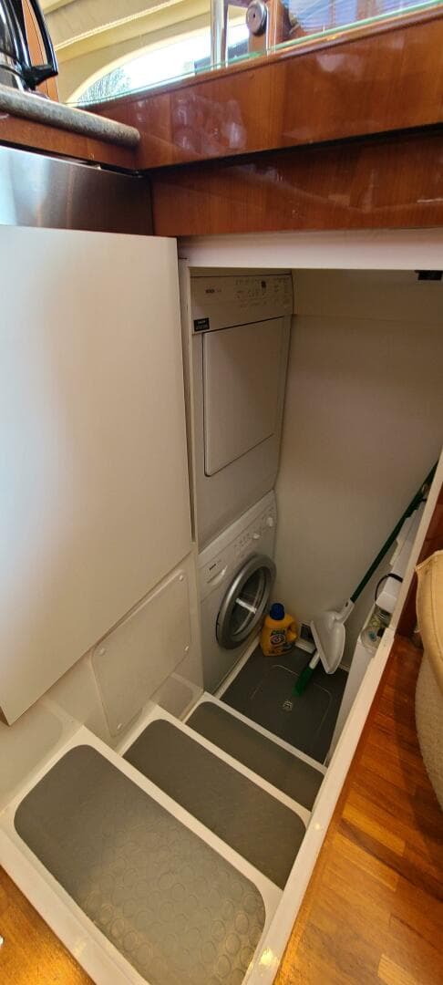 2006 Viking Sport Cruisers 61 Flybridge — photo 26