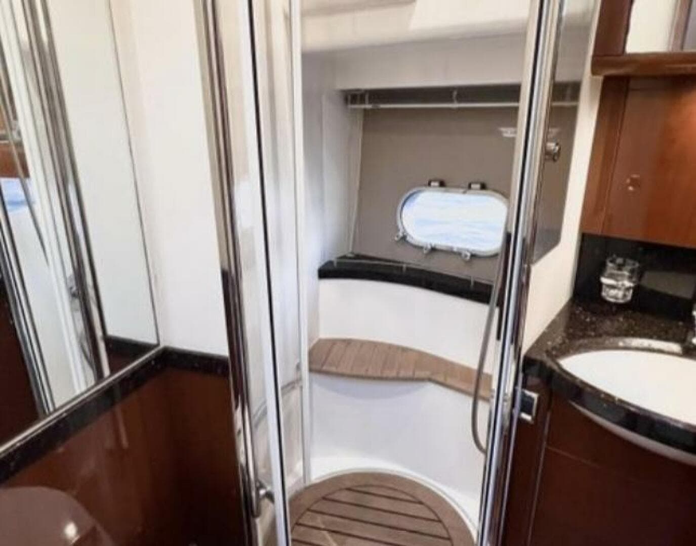 2008 Viking Princess 67 Flybridge — photo 12