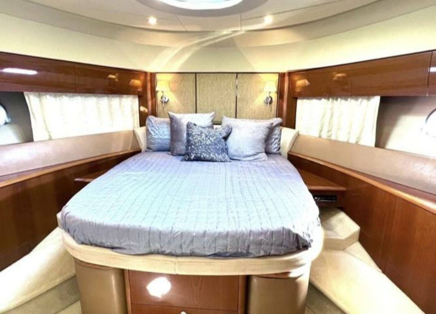 2008 Viking Princess 67 Flybridge — photo 10