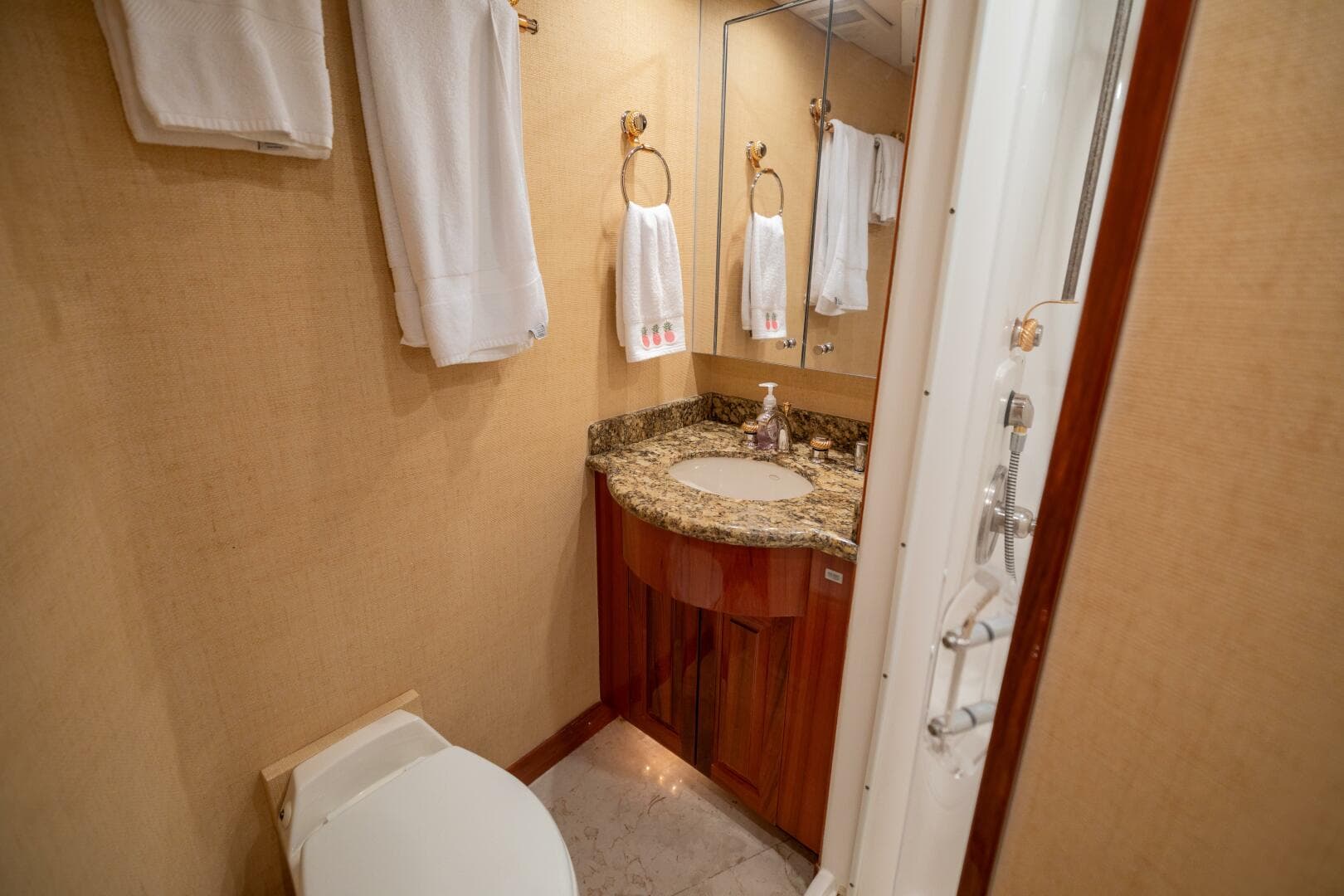 2005 Hatteras 68 Convertible — photo 27