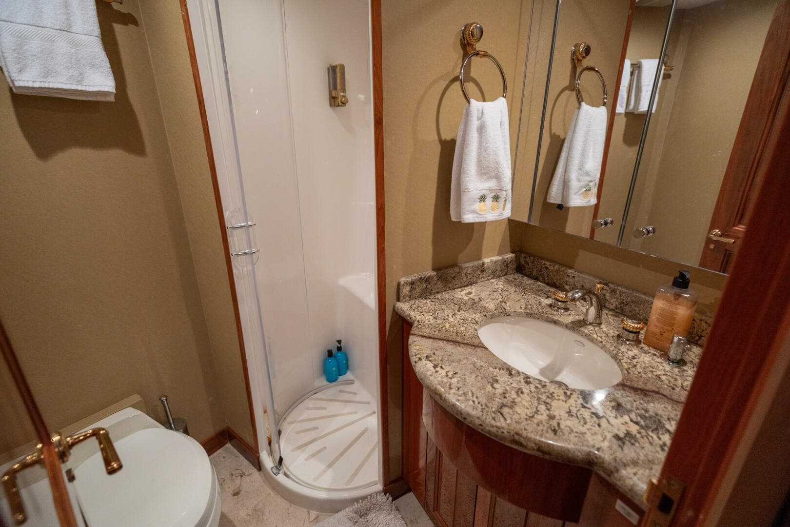 2005 Hatteras 68 Convertible — photo 28