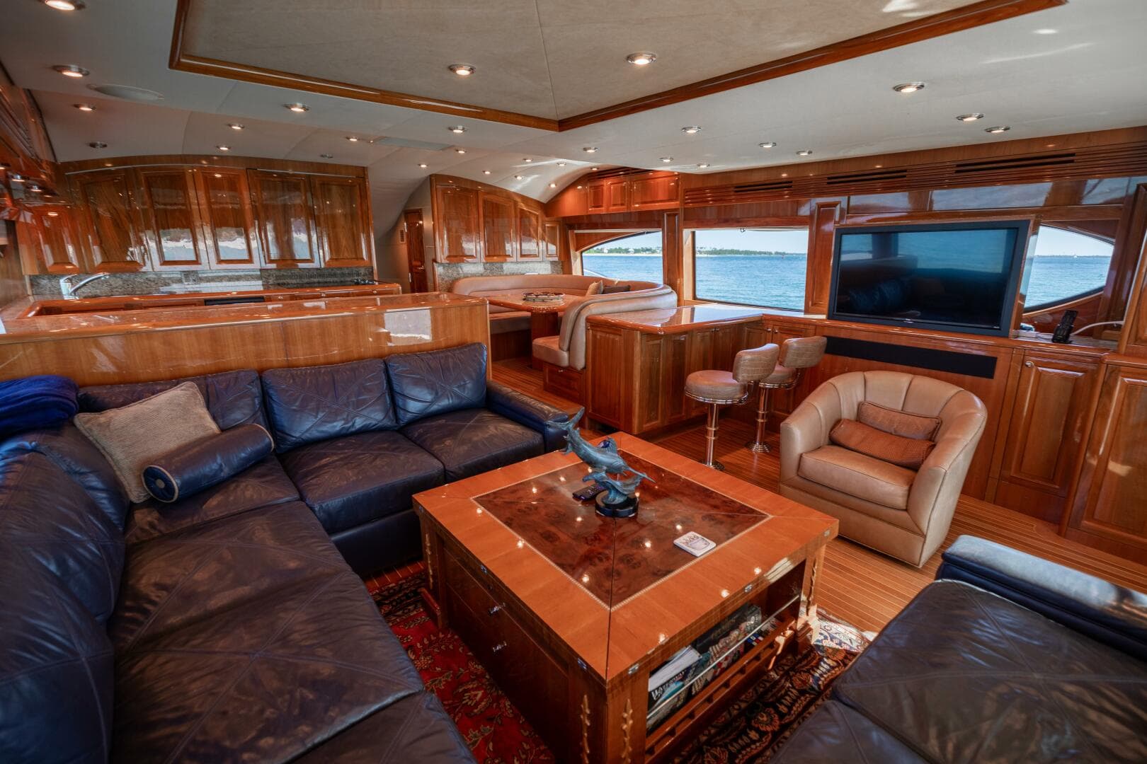 2005 Hatteras 68 Convertible — photo 5