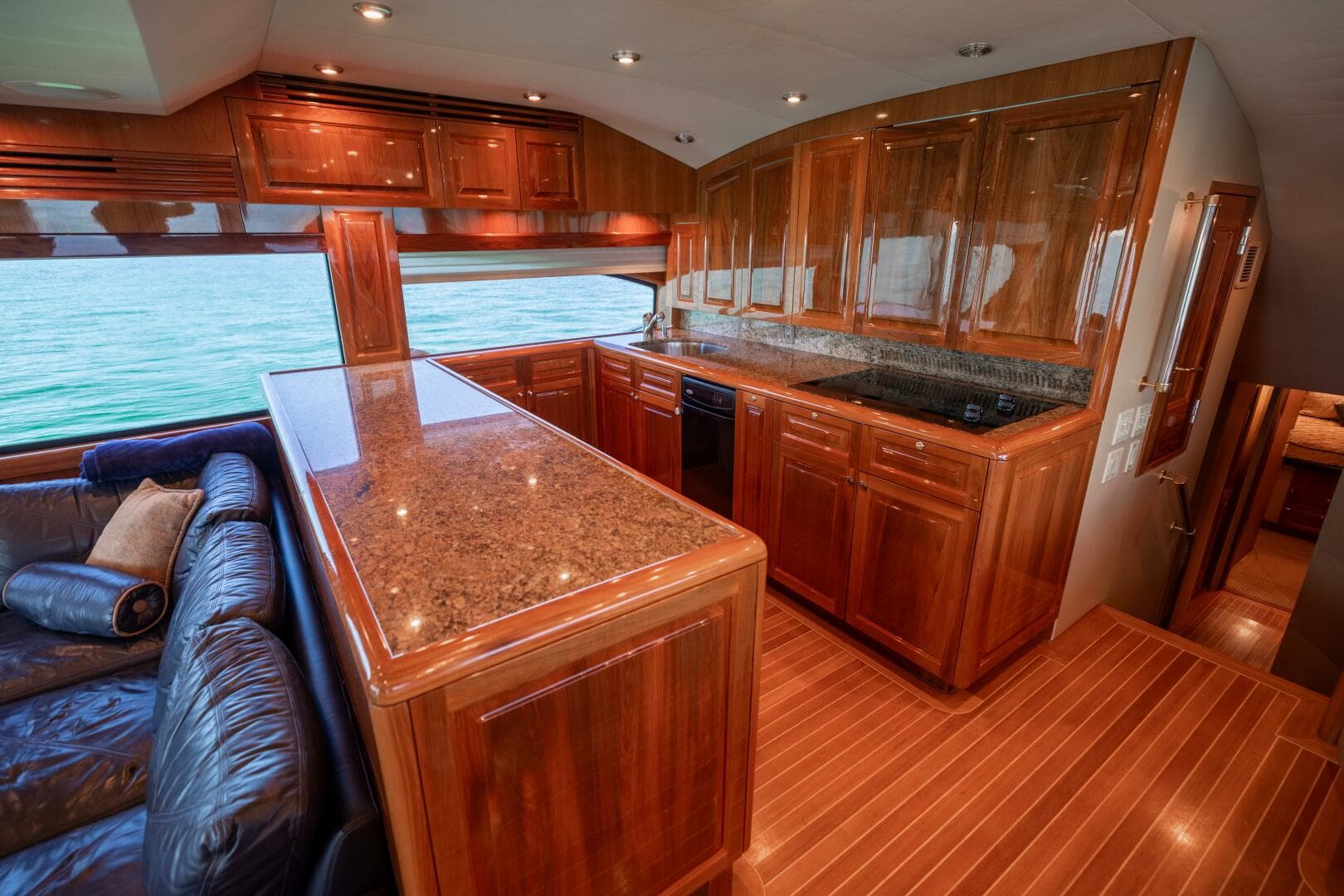 2005 Hatteras 68 Convertible — photo 2