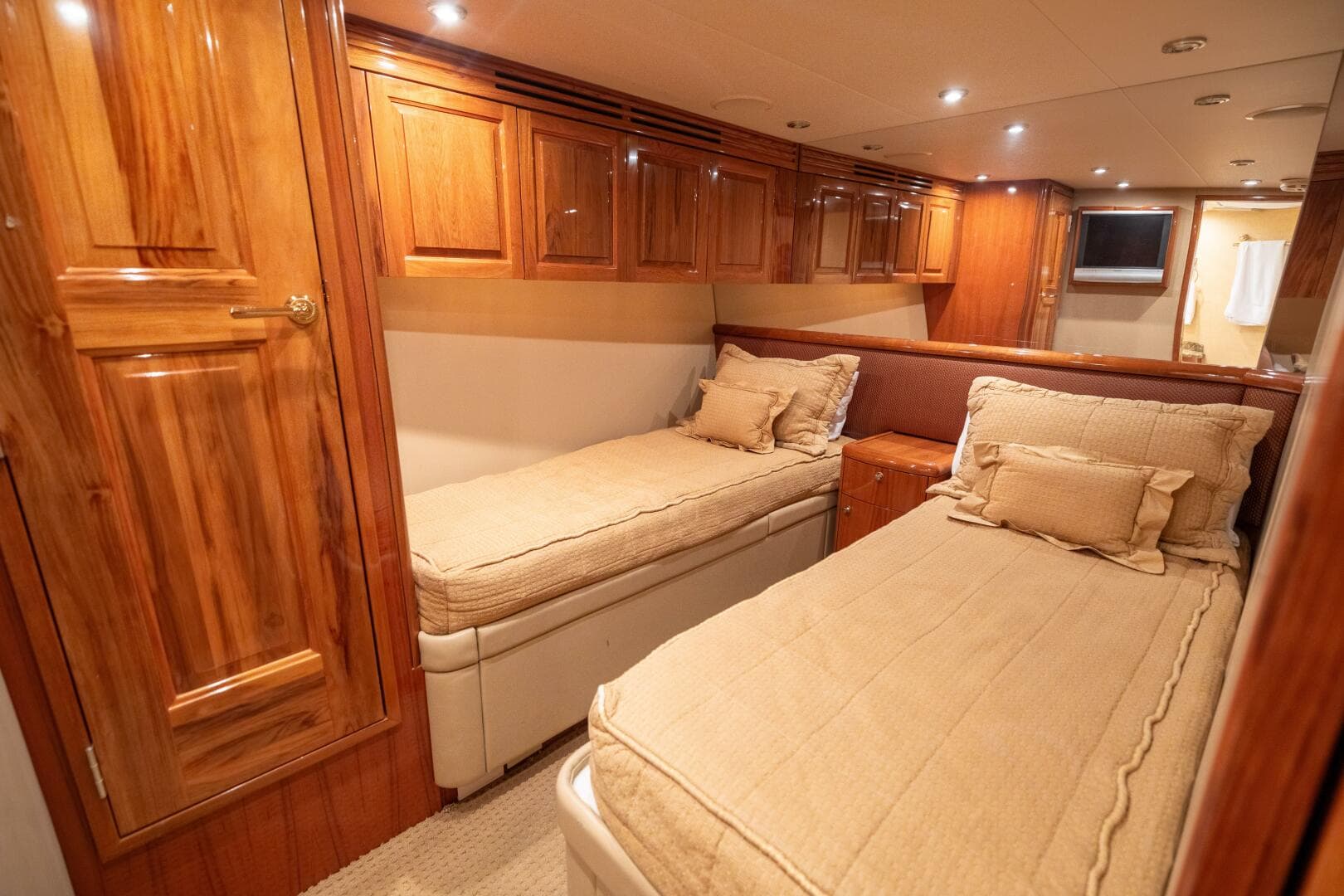 2005 Hatteras 68 Convertible — photo 23