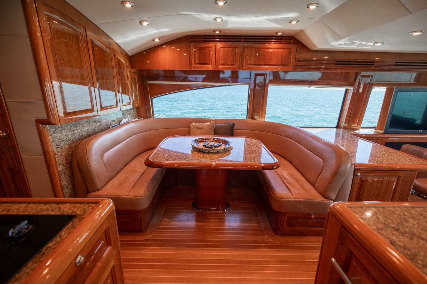 2005 Hatteras 68 Convertible — photo 11