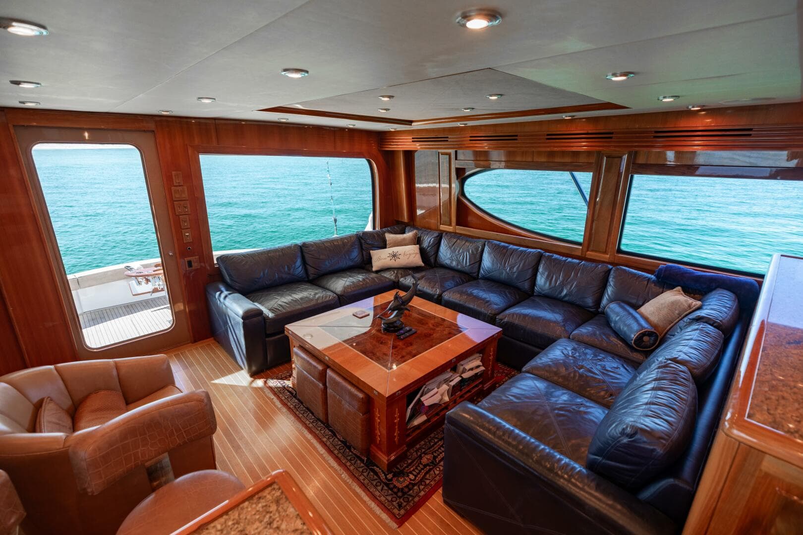 2005 Hatteras 68 Convertible — photo 14