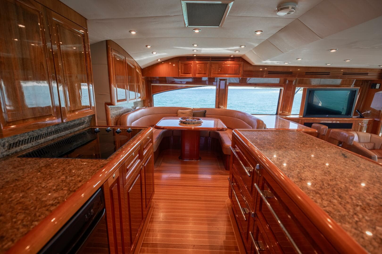 2005 Hatteras 68 Convertible — photo 7