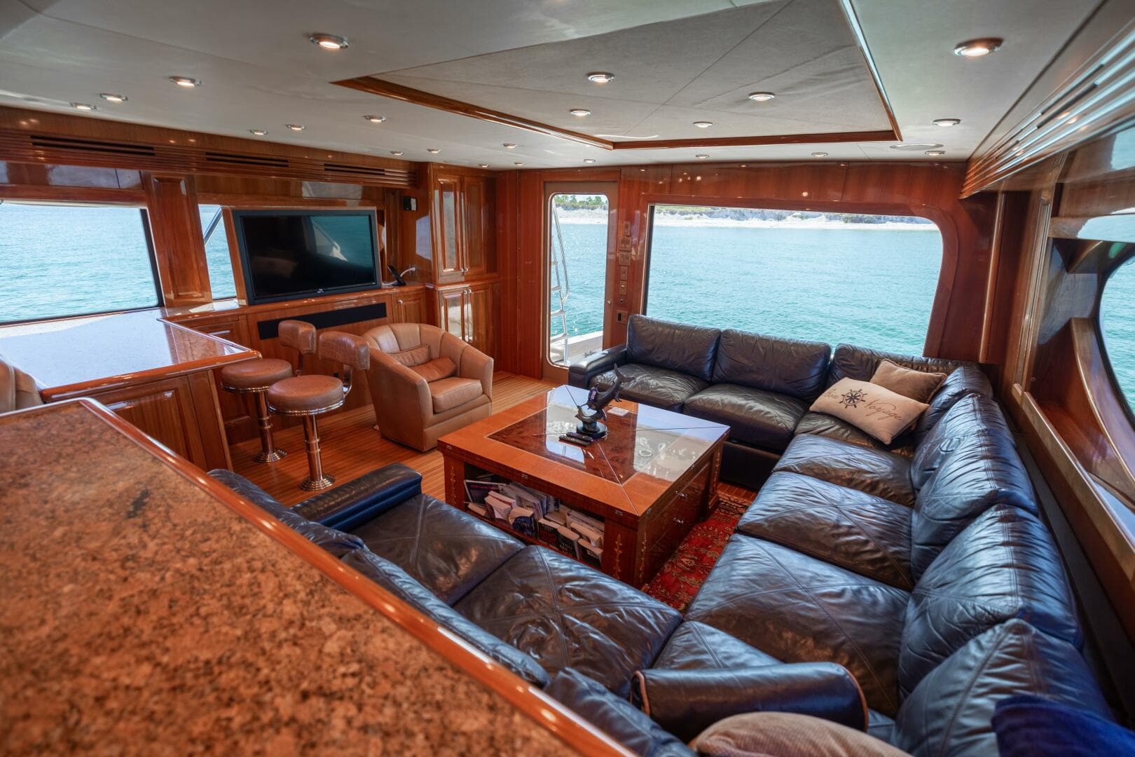 2005 Hatteras 68 Convertible — photo 13