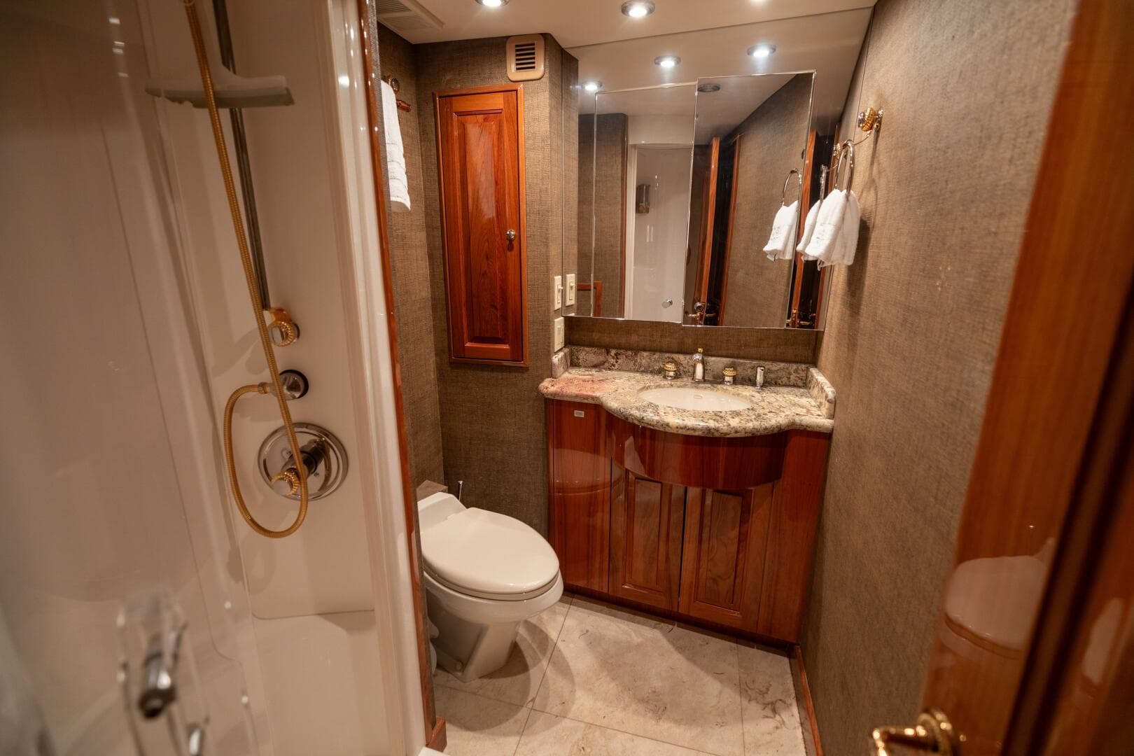 2005 Hatteras 68 Convertible — photo 22