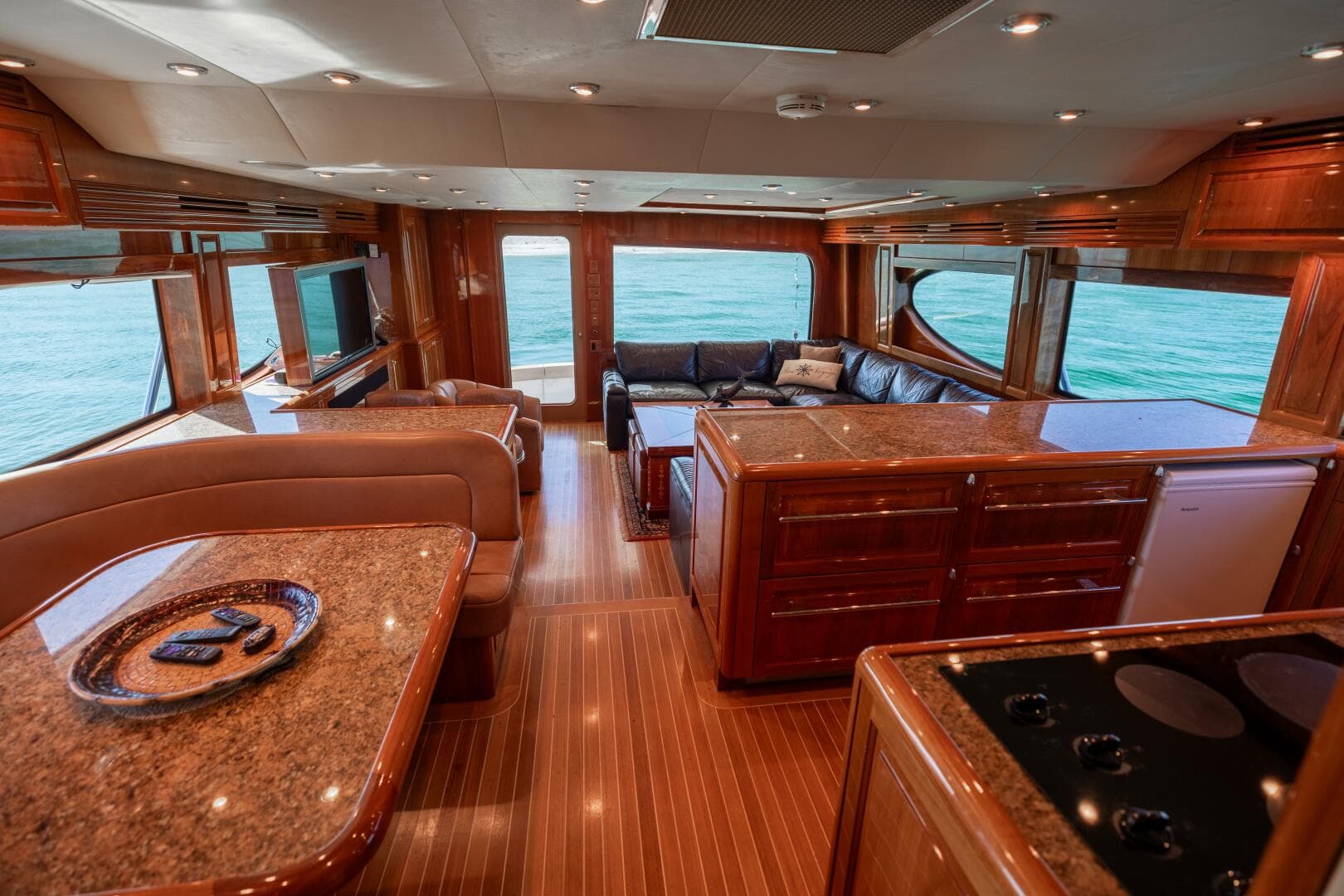 2005 Hatteras 68 Convertible — photo 9