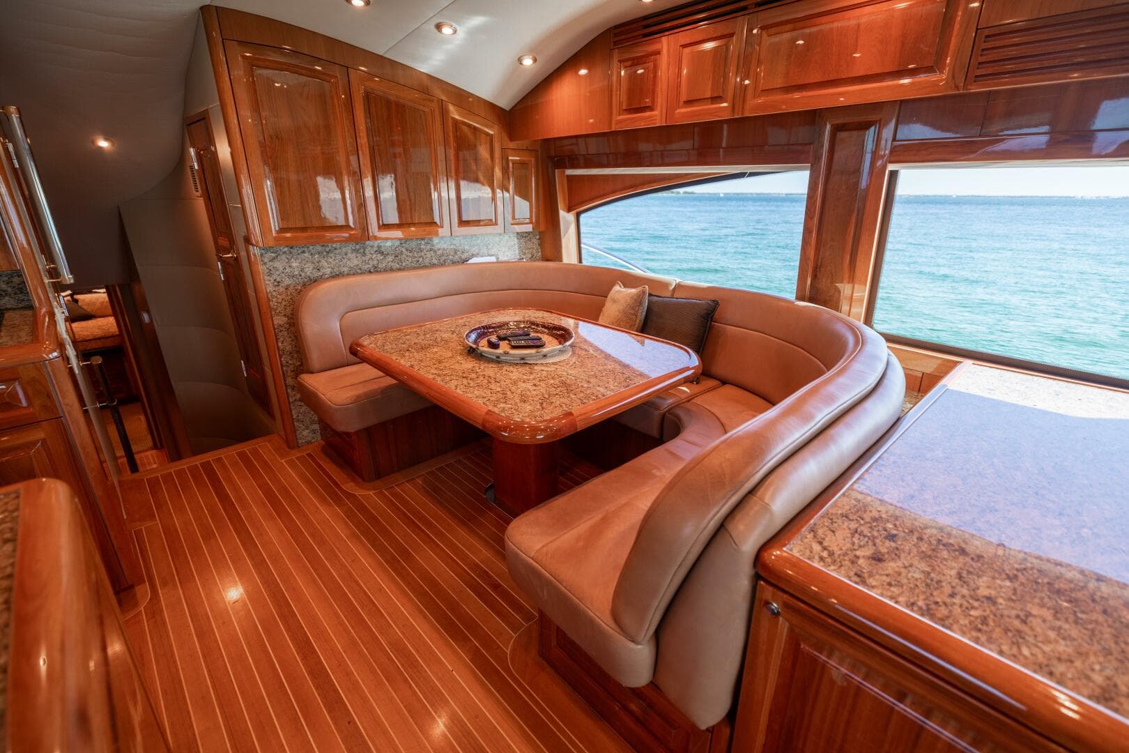 2005 Hatteras 68 Convertible — photo 10