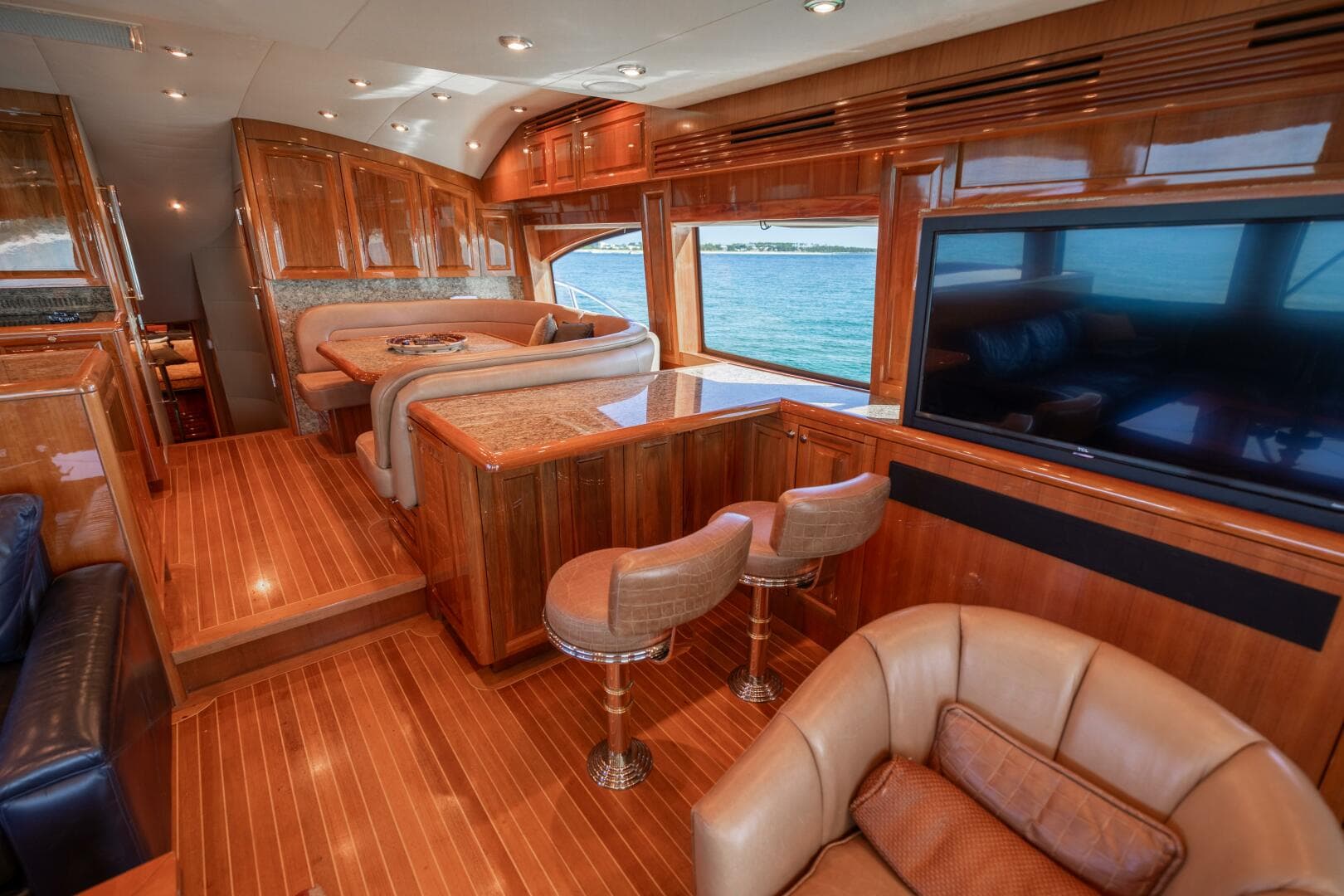 2005 Hatteras 68 Convertible — photo 8